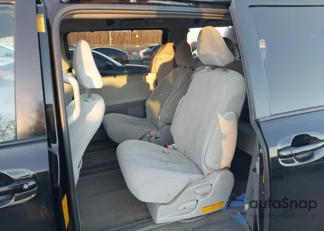 2013 Toyota Sienna Le V6 8 Passenger z USA, uszkodzony, nr VIN 5TDKK3DC0DS321905